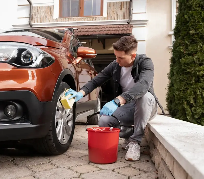 Lavage auto à domicile Lacenas : professionnel intervenant sur un véhicule